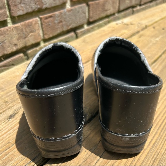 Dansko Clogs size 39, some pealing and scuffing (please look at pictures) - Picture 6 of 10